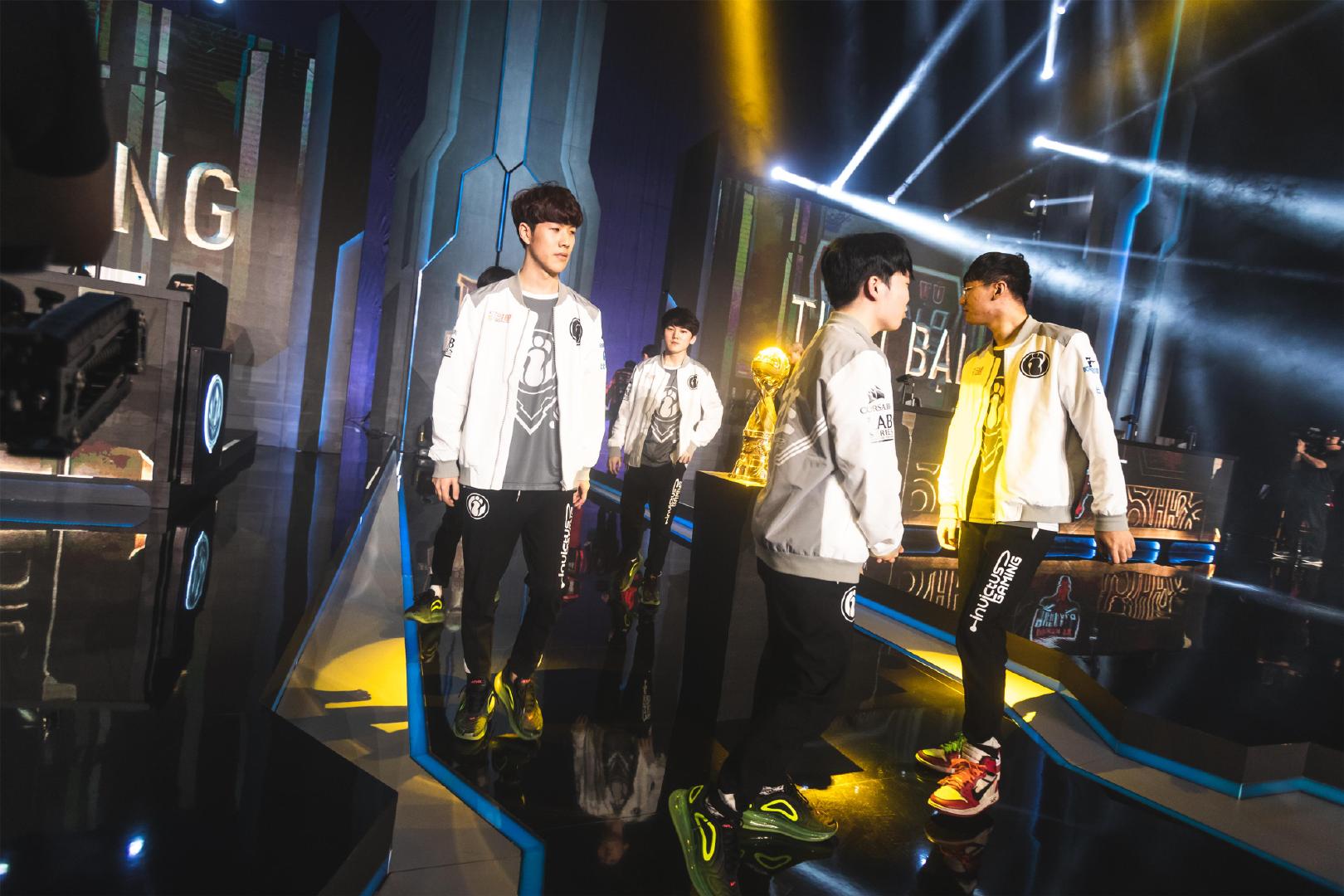 全靠TES？外媒发布选手评分：T1包揽上野下辅四个位置第一！